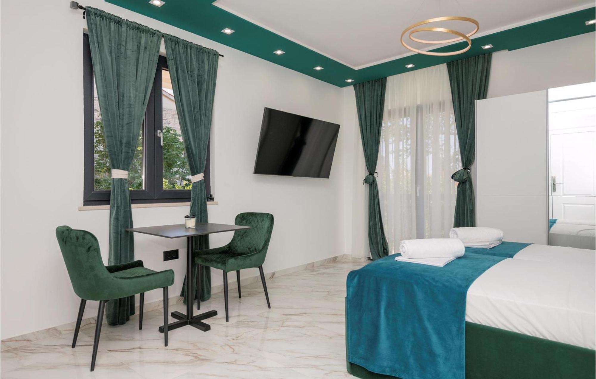 Awesome Apartment In Makarska With Wifi Экстерьер фото