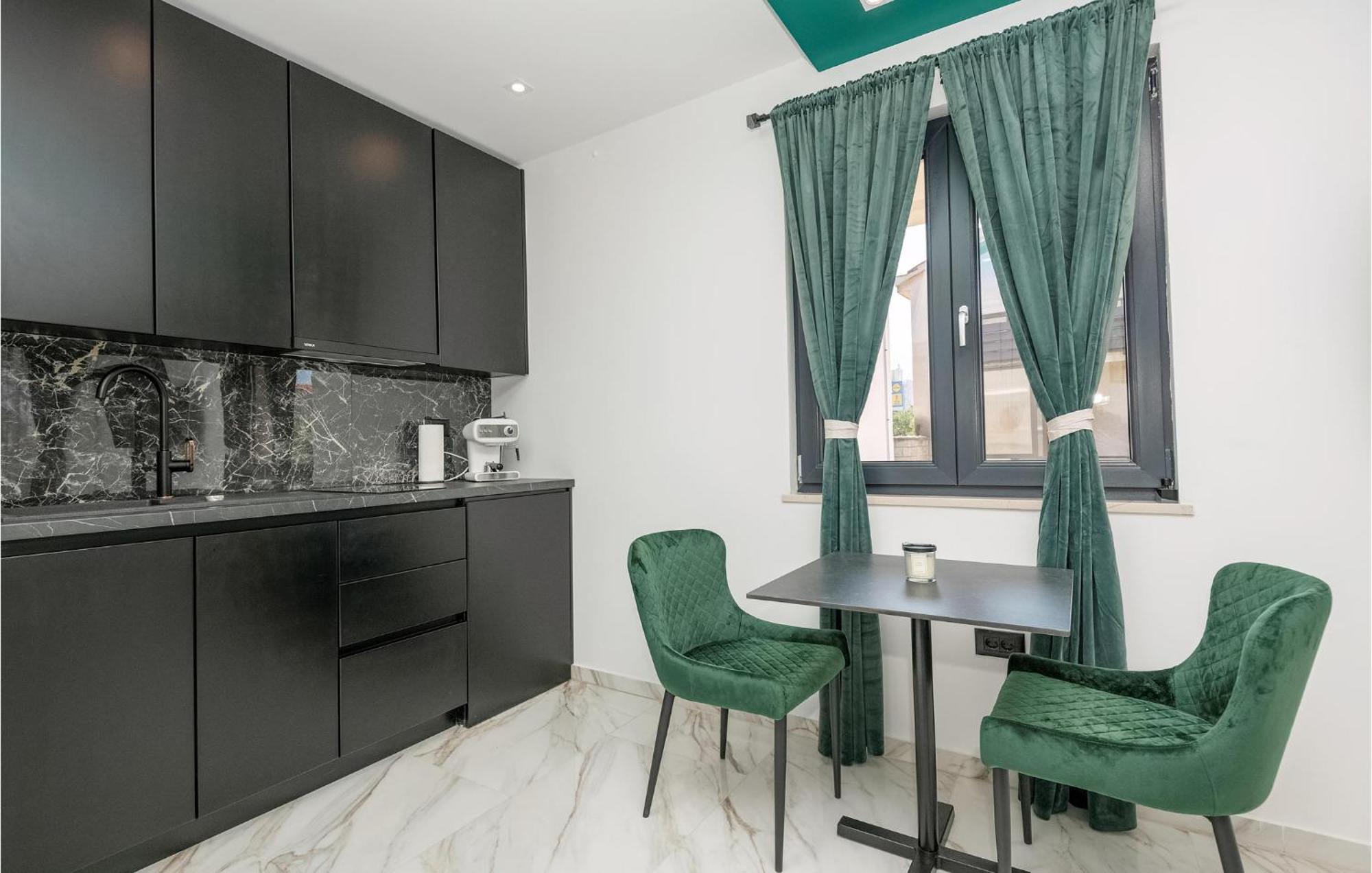 Awesome Apartment In Makarska With Wifi Экстерьер фото