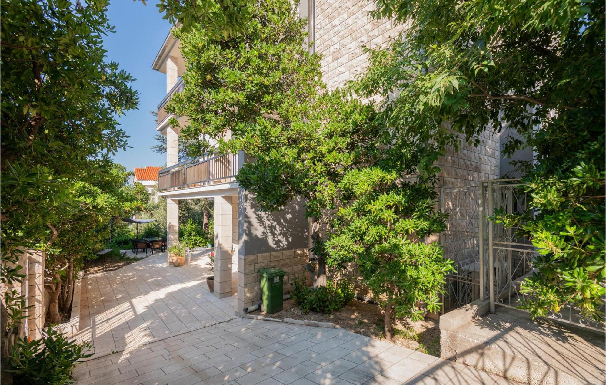 Awesome Apartment In Makarska With Wifi Экстерьер фото